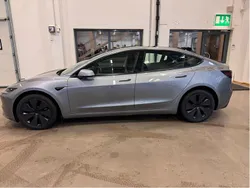 Grå Begagnad 2025 Tesla Model 3 Long Range AWD Sedan | 599 000 kr