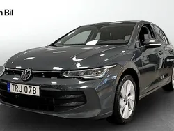 Mörkgrå (dolphin grey metallic) Begagnad 2024 VW Golf VIII Kombi | 304 900 kr (Marknadspris)