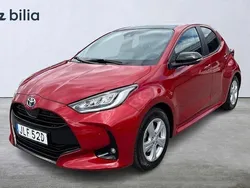 Röd Begagnad 2022 Toyota Yaris Hybrid Style Halvkombi | 249 900 kr (Marknadspris)