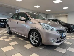 Ljusgrå (grå) Begagnad 2013 Peugeot 208 Halvkombi | 67 800 kr (Marknadspris)
