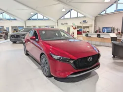 Röd Ny 2024 Mazda 3 Center-Line Halvkombi | 318 800 kr (Bra pris)