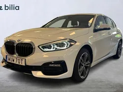 Vit Begagnad 2022 BMW 118 Sport Line Halvkombi | 259 000 kr (Marknadspris)