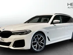 Vit (white) Begagnad 2022 BMW 530e M Sport Kombi | 374 700 kr (Marknadspris)