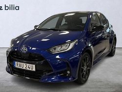 Mörkblå Begagnad 2023 Toyota Yaris Hybrid Style Halvkombi | 294 900 kr (Dyr)