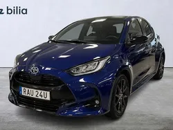 Mörkblå Begagnad 2023 Toyota Yaris Hybrid Style Halvkombi | 294 900 kr (Dyr)