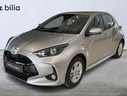 Silver Begagnad 2024 Toyota Yaris Hybrid Active Halvkombi | 271 800 kr (Lite dyr)