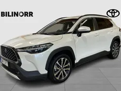 Vit Begagnad 2022 Toyota Corolla Cross Style SUV | 364 900 kr (Marknadspris)
