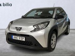 Silver Begagnad 2022 Toyota Aygo Play Halvkombi | 159 900 kr (Bra pris)