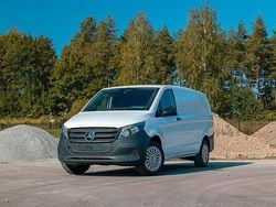 Svart Begagnad 2020 Mercedes Vito Minibuss | 436 250 kr