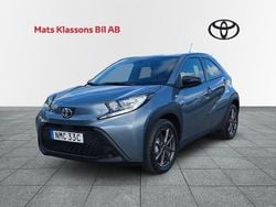 Grå Begagnad 2024 Toyota Aygo X Play SUV | 189 000 kr (Marknadspris)