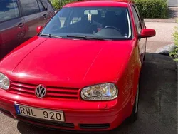 Röd Begagnad 2001 VW Golf IV Highline Halvkombi | 35 000 kr (Marknadspris)