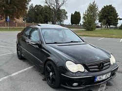 Svart Begagnad 2001 Mercedes C32 AMG Avantgarde Sedan | 149 000 kr