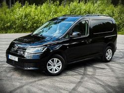 Svart Begagnad 2023 VW Caddy Minibuss | 249 900 kr (Marknadspris)