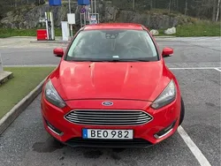 Röd Begagnad 2016 Ford Focus Titanium Halvkombi | 65 000 kr (Bra pris)