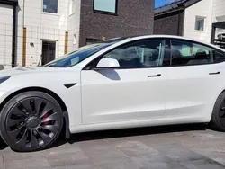 Vit Begagnad 2021 Tesla Model 3 Performance Sedan | 320 000 kr (Marknadspris)