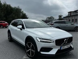 Vit Begagnad 2020 Volvo V60 CC Momentum Kombi | 320 000 kr (Marknadspris)
