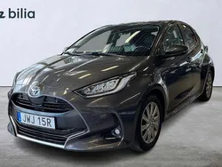 Grå Begagnad 2022 Toyota Yaris Hybrid Edition Halvkombi | 234 900 kr (Marknadspris)