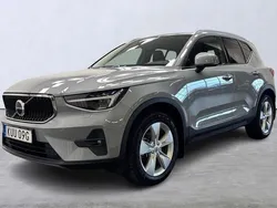 Grå Begagnad 2023 Volvo XC40 Core SUV | 359 900 kr (Marknadspris)