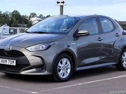 Grön (khakigrön metallic) Begagnad 2020 Toyota Yaris Hybrid Active Halvkombi | 199 500 kr (Marknadspris)