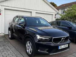 Svart Begagnad 2020 Volvo XC40 Momentum SUV | 273 500 kr (Marknadspris)