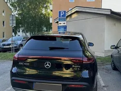 Svart Begagnad 2020 Mercedes EQC400 SUV | 200 000 kr
