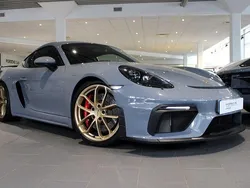 Grå (arctic grey) Begagnad 2023 Porsche 718 Cayman GT4 Sportkupé | 1 275 000 kr