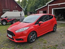 Röd Begagnad 2015 Ford Fiesta ST Halvkombi | 110 000 kr (Marknadspris)