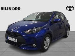 Mörkblå Begagnad 2022 Toyota Yaris Hybrid Active Halvkombi | 199 900 kr (Marknadspris)