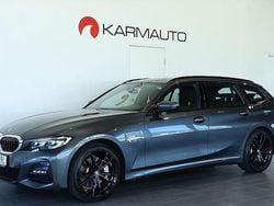 Grå (mineral grå metallic) Begagnad 2021 BMW 330e M Sport Kombi | 374 800 kr (Marknadspris)