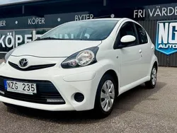 Vit Begagnad 2013 Toyota Aygo Halvkombi | 44 900 kr (Marknadspris)