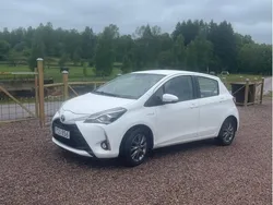 Vit Begagnad 2018 Toyota Yaris Hybrid Halvkombi | 129 900 kr (Marknadspris)