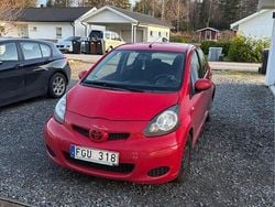Röd Begagnad 2010 Toyota Aygo Halvkombi | 21 999 kr (Bra pris)