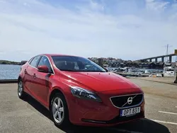 Röd Begagnad 2014 Volvo V40 Momentum Kombi | 109 000 kr (Marknadspris)