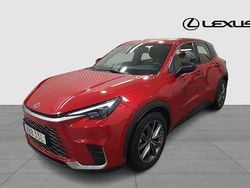 Röd Begagnad 2024 Lexus LBX SUV | 349 900 kr (Marknadspris)