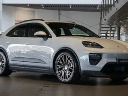 Ljusgrå Begagnad 2024 Porsche Macan SUV | 959 000 kr