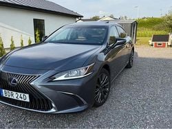 Grå Begagnad 2020 Lexus ES300H Sedan | 315 000 kr (Marknadspris)