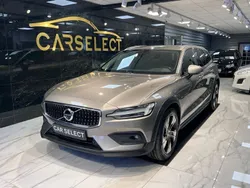 Grå Begagnad 2021 Volvo V60 CC Momentum Kombi | 279 000 kr (Marknadspris)