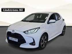 Vit Begagnad 2024 Toyota Yaris Hybrid Active Halvkombi | 279 900 kr (Dyr)