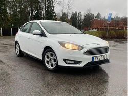 Vit Begagnad 2017 Ford Focus Titanium Halvkombi | 93 000 kr (Marknadspris)