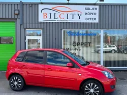 Röd Begagnad 2008 Ford Fiesta Halvkombi | 36 900 kr (Marknadspris)