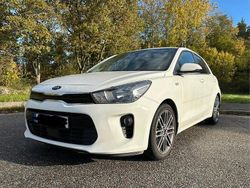 Vit Begagnad 2017 Kia Rio Halvkombi | 105 000 kr (Marknadspris)