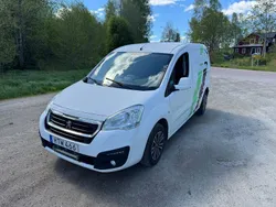 Vit Begagnad 2016 Peugeot Partner Minibuss | 44 900 kr (Marknadspris)