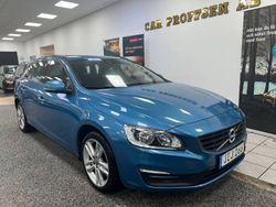 Blå Begagnad 2017 Volvo V60 Kinetic Kombi | 129 900 kr (Marknadspris)