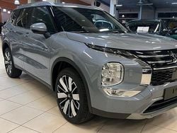 Grå Ny 2025 Mitsubishi Outlander Intense SUV | 559 900 kr