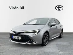 Silver Begagnad 2023 Toyota Corolla Hybrid Style Halvkombi | 299 000 kr (Marknadspris)