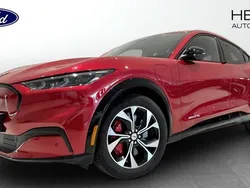 Röd (red) Begagnad 2021 Ford Mustang Mach-E SUV | 405 548 kr (Marknadspris)