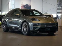 Mörkgrå Begagnad 2024 Porsche Macan Turbo SUV | 1 229 000 kr
