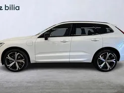 Vit Begagnad 2025 Volvo XC60 Plus SUV | 599 900 kr (Marknadspris)