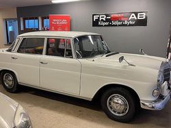 Vit Begagnad 1966 Mercedes 200 Sedan | 99 500 kr