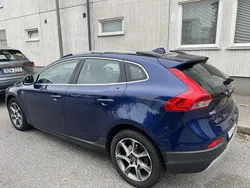 Blå Begagnad 2016 Volvo V40 CC Momentum Kombi | 159 000 kr (Marknadspris)